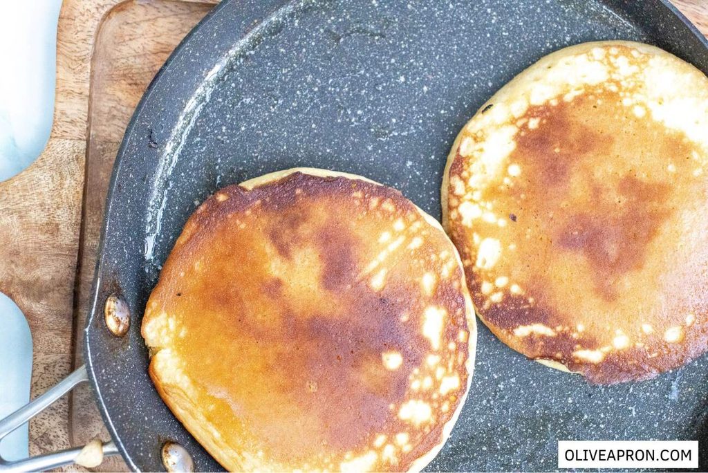 Cooking gingerbread pancakes in skillet