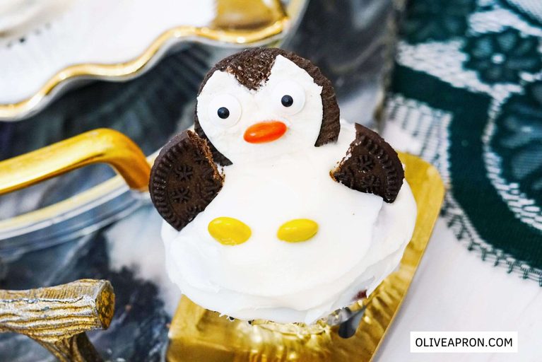 09 finished oreo penguin cupcake